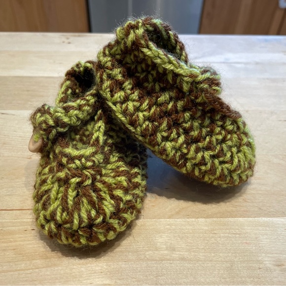 Knitted baby booties with straps and wooden buttons in green and brown - Picture 6 of 6